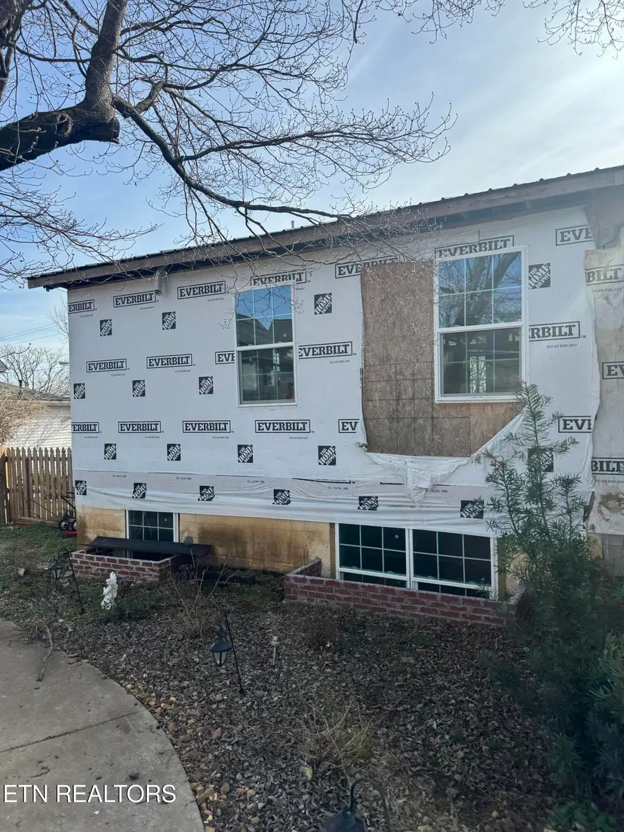 201 W Fourth Ave, Lenoir City, TN 37771 - #3