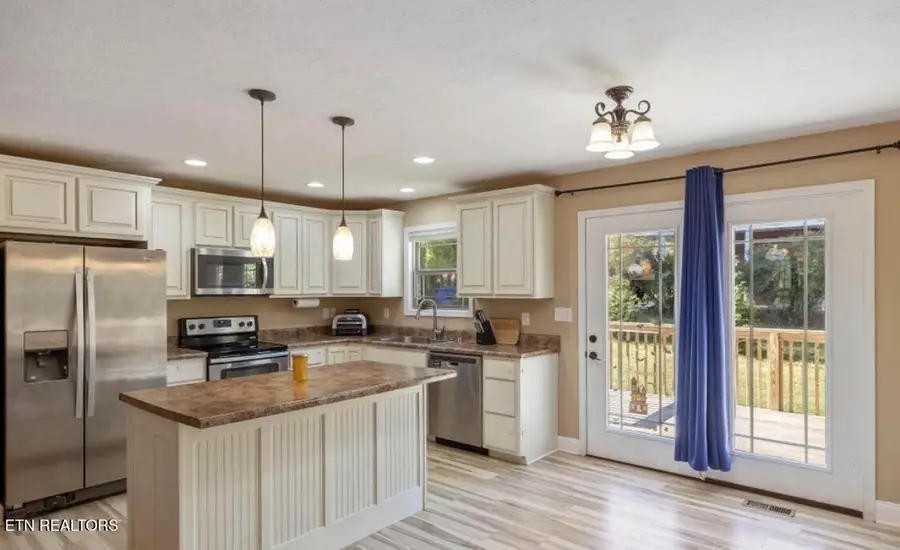 402 Cedar Circle, Clinton, TN 37716 - #3