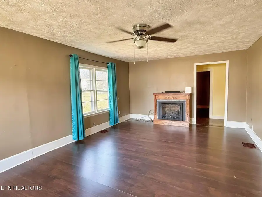 206 E Chestnut St, Lafollette, TN 37766 - #2