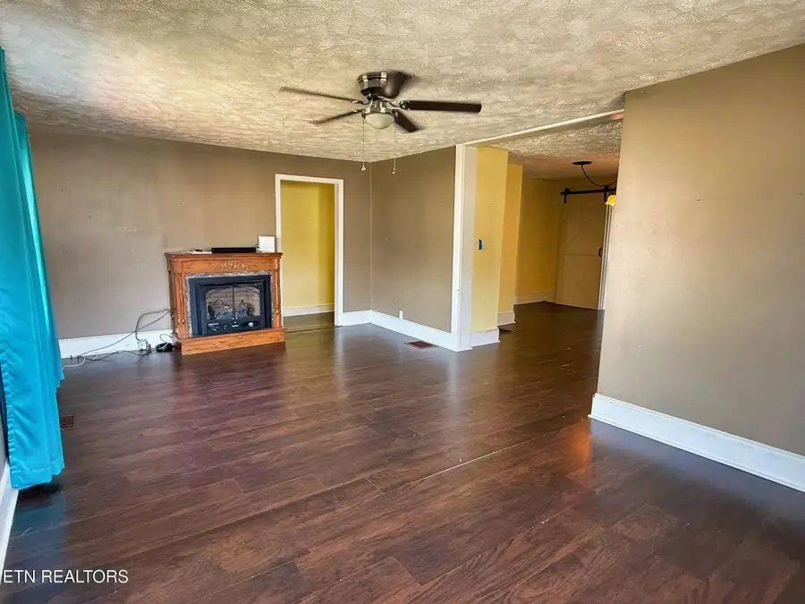 206 E Chestnut St, Lafollette, TN 37766 - #3