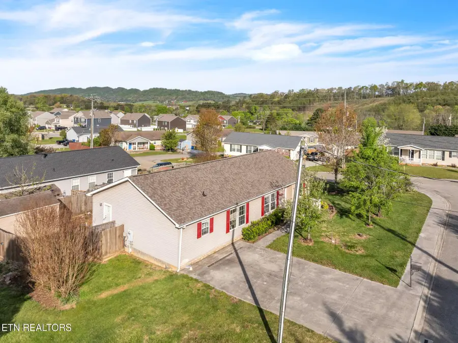 902 Oak Village Ct., Dandridge, TN 37725 - #2