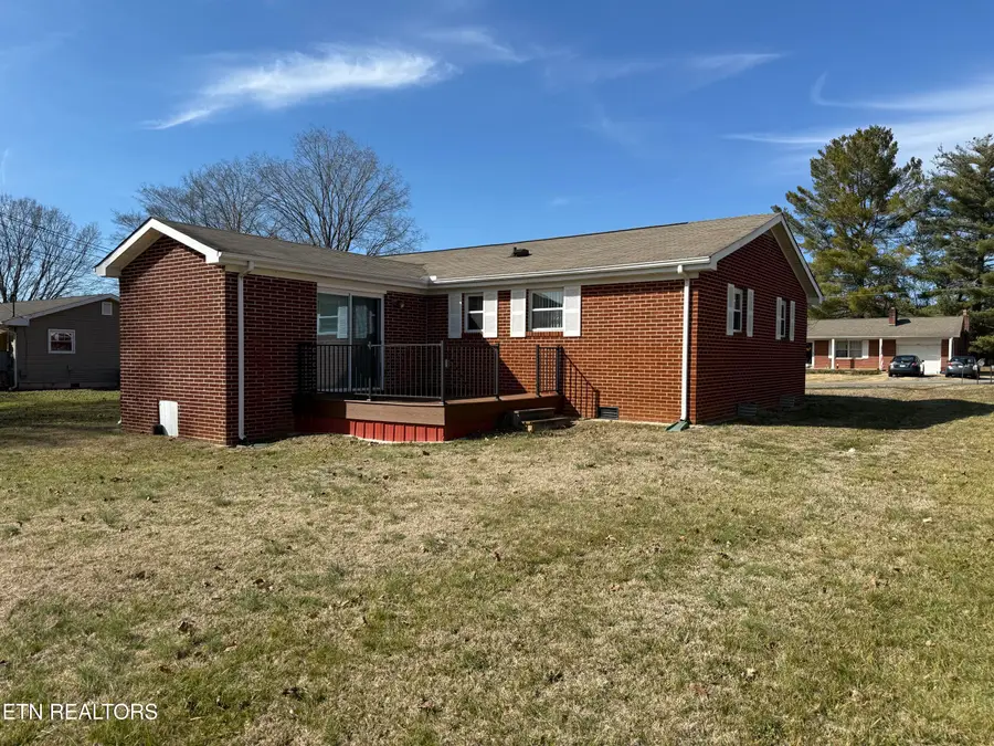 138 Gayle Ave, Lenoir City, TN 37771 - #3