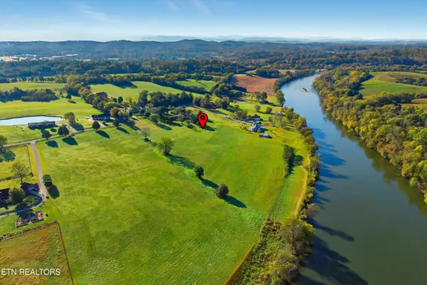 1021 Graves Rd, Strawberry Plains, TN 37871