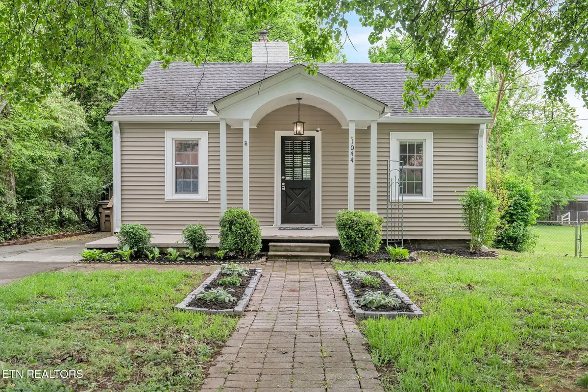 1044 W Parkway Ave, Knoxville, TN 37912 - #1