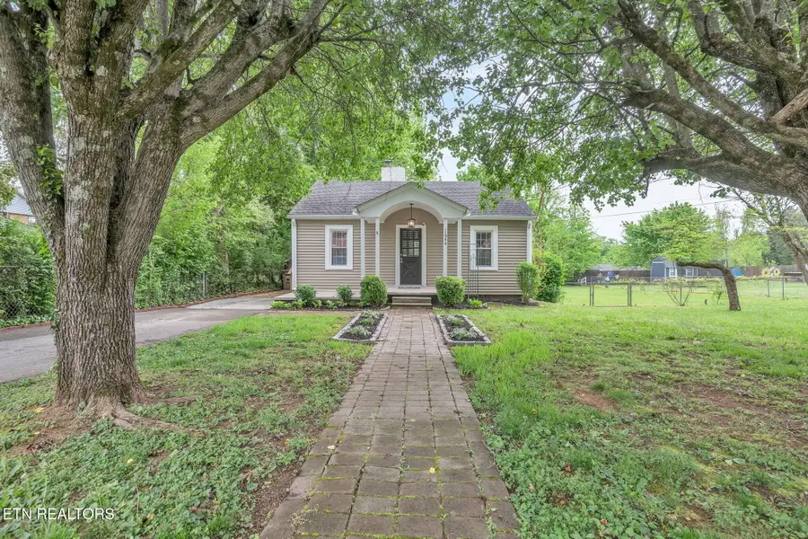 1044 W Parkway Ave, Knoxville, TN 37912 - #2