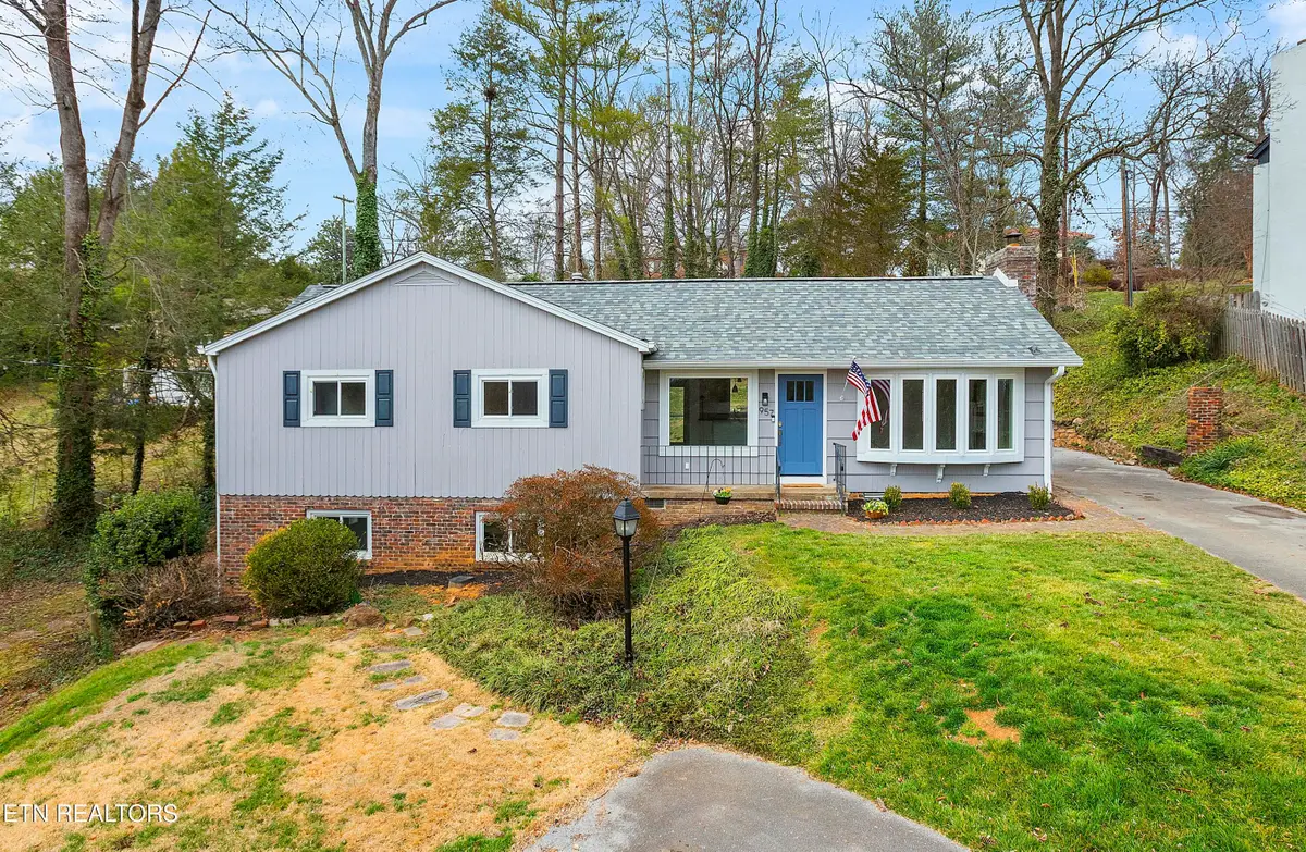 957 Bluff View Rd, Knoxville, TN 37919 - #1