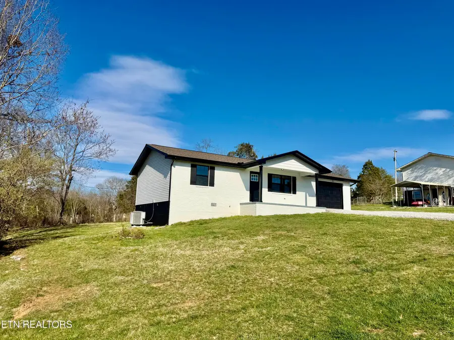 504 Lawrence St, New Tazewell, TN 37825 - #2
