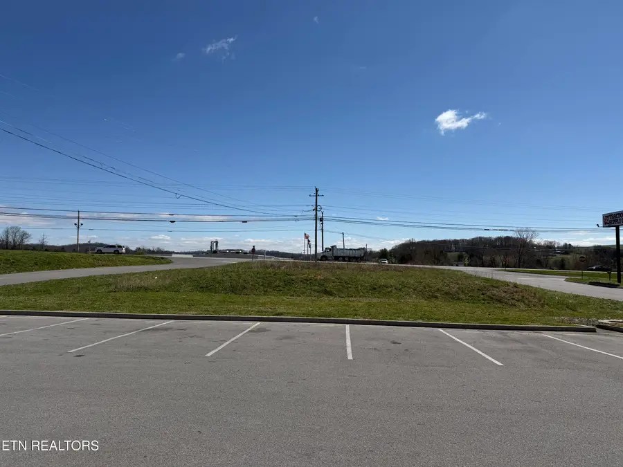 402 S Broad St, New Tazewell, TN 37825 - #2