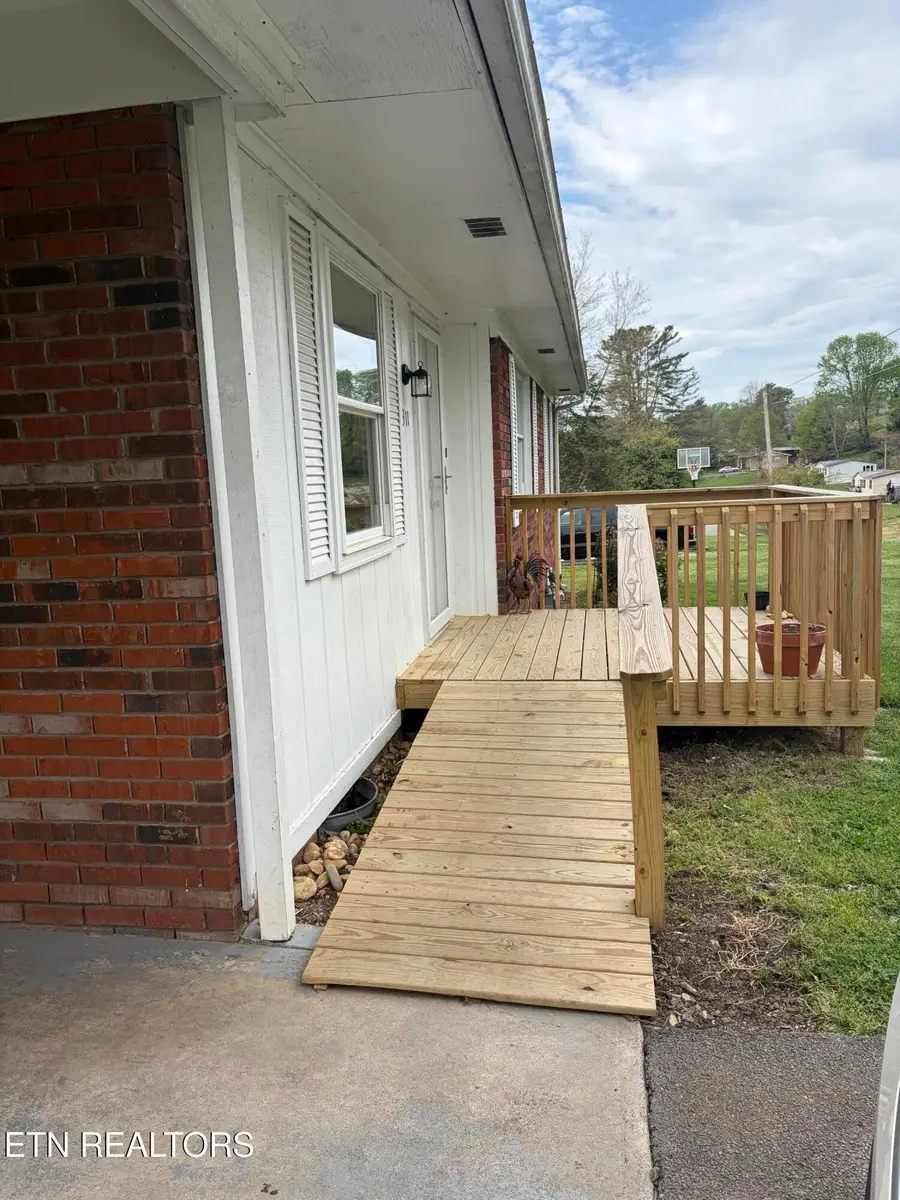 311 Whitaker St, Tazewell, TN 37879 - #3