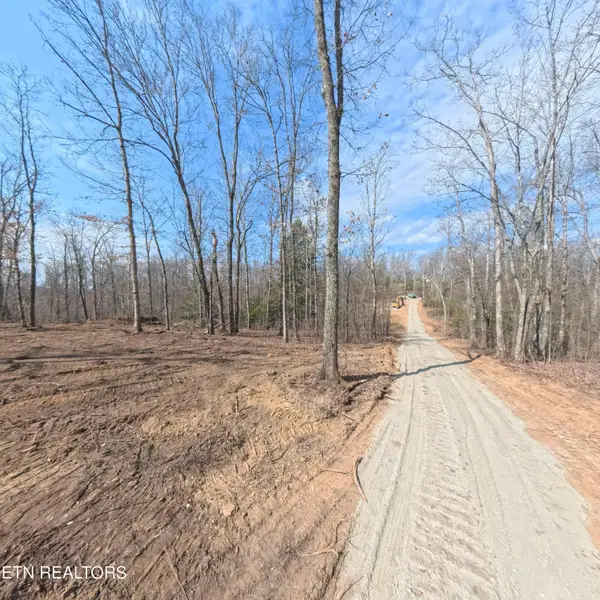 3102 Claysville Rd, Crossville, TN 38571