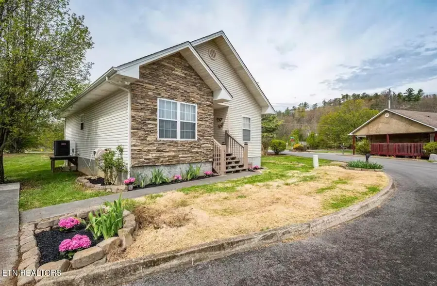 2006 Slippery Rock Circle, Pigeon Forge, TN 37862 - #2