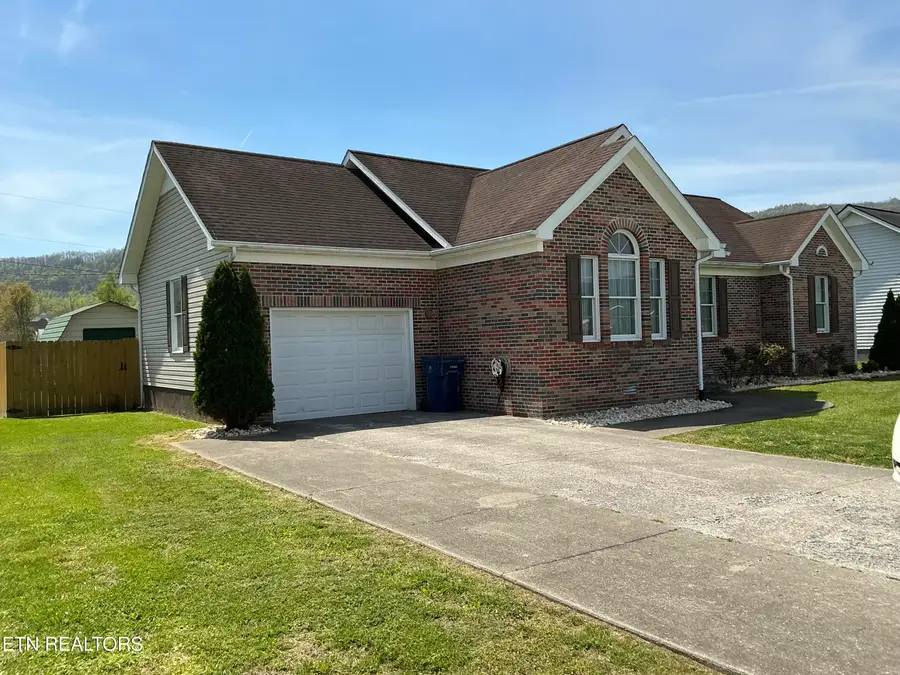 913 Doncaster St, Middlesboro, KY 40965 - #3