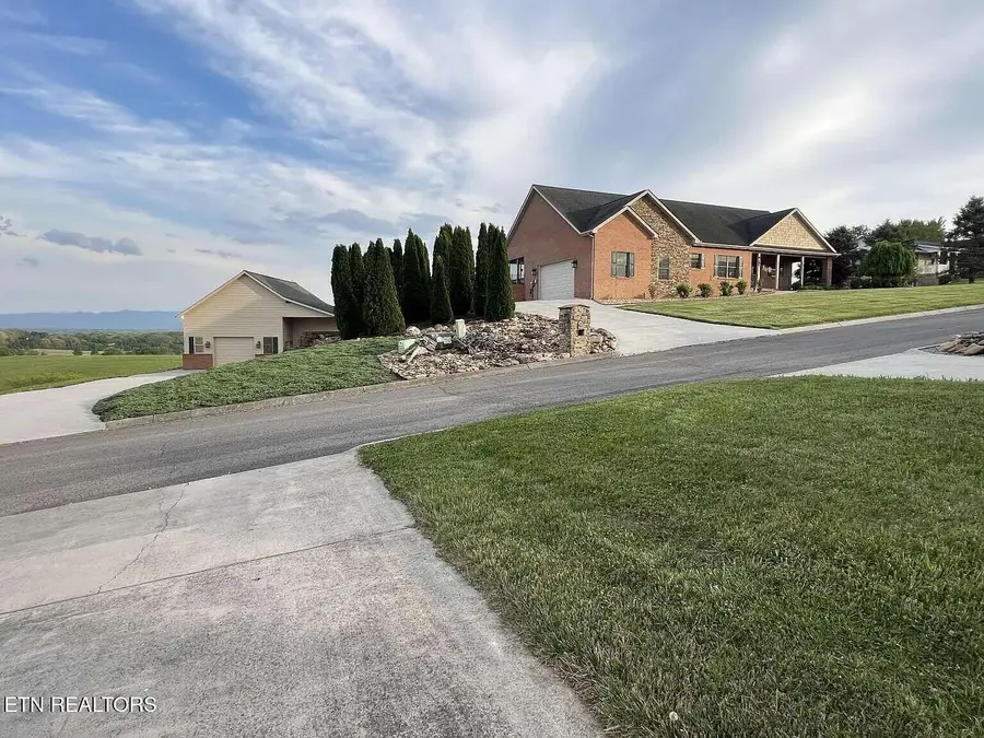 127 Golf View Blvd, Dandridge, TN 37725 - #2