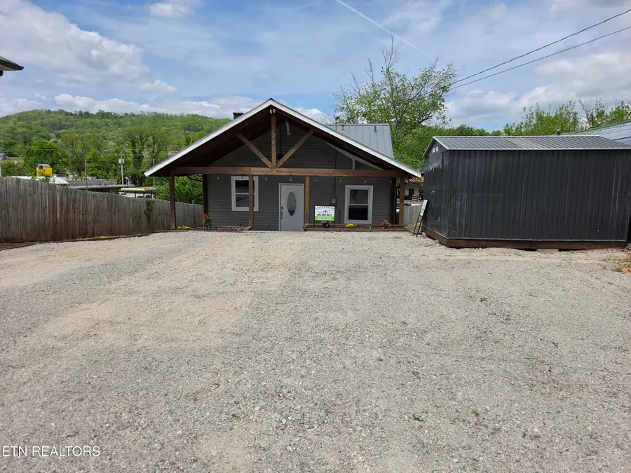 1046 N Roane St, Harriman, TN 37748 - #2