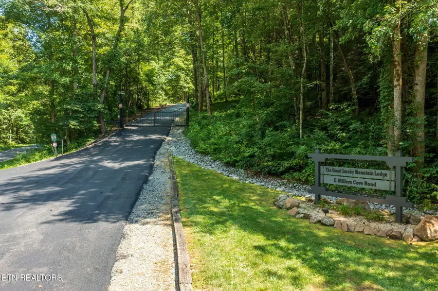 2050 E Millers Cove Rd, Walland, TN 37886 - #2