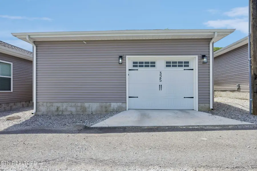 325 7th St, Rocky Top, TN 37769 - #3