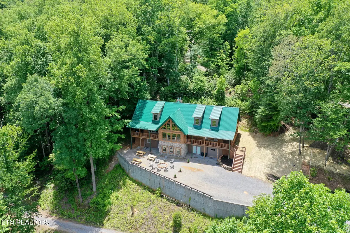 985 Old Cades Cove Rd, Townsend, TN 37882 - #1