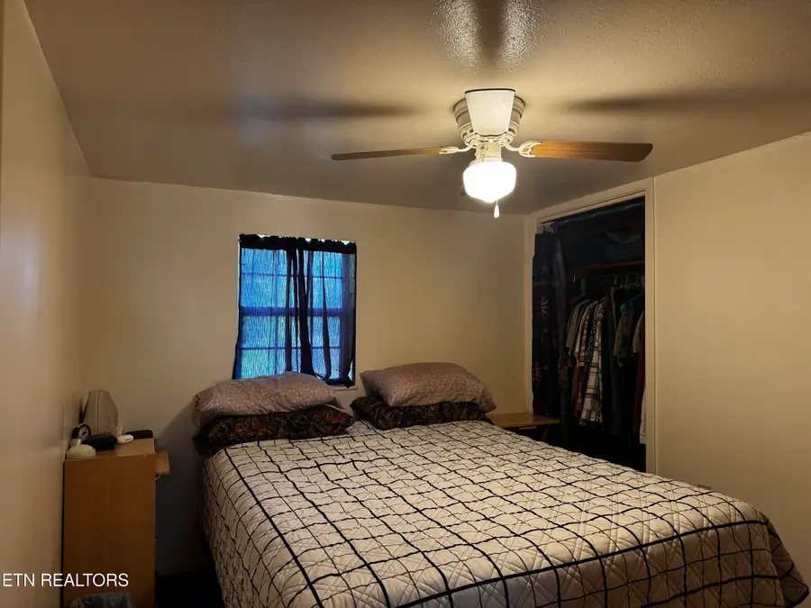 409 Jarnigan St, Clinton, TN 37716 - #3