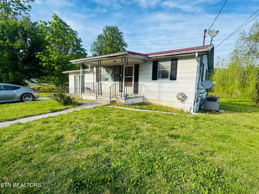 208 Leach Ave, Rocky Top, TN 37769 - #2