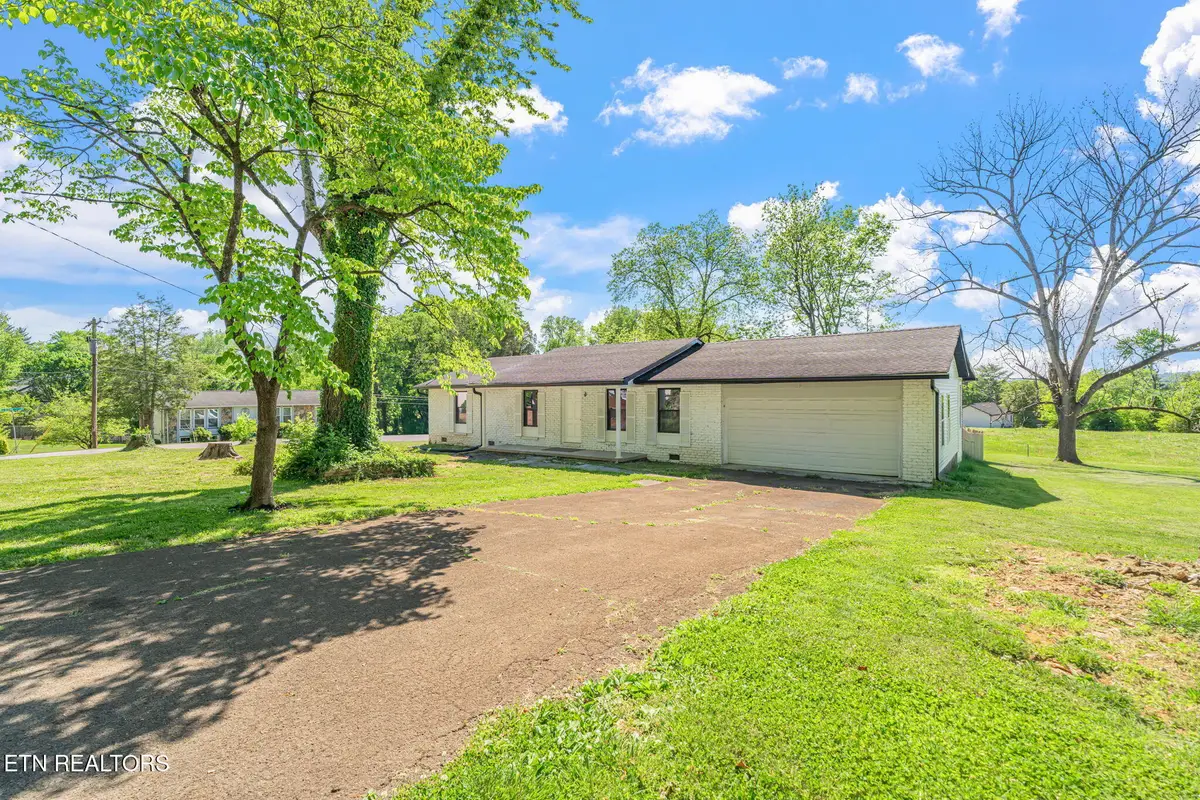 201 Wakefield Rd, Knoxville, TN 37922 - #1