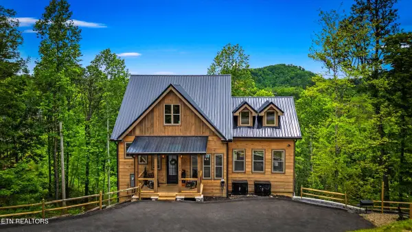 2939 Lightning Strike Drive, Sevierville, TN 37862