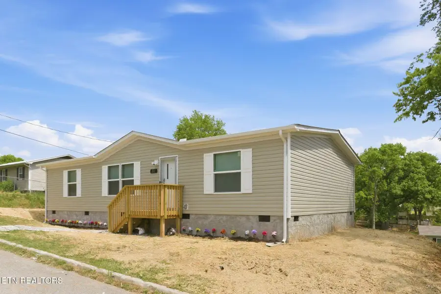 222 NW Virginia Ave, Harriman, TN 37748 - #2