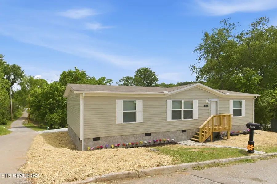 222 NW Virginia Ave, Harriman, TN 37748 - #3