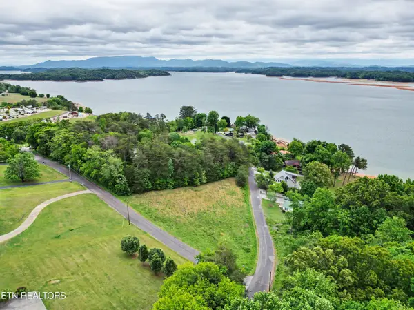 1107 Evergreen Tr, Dandridge, TN 37725