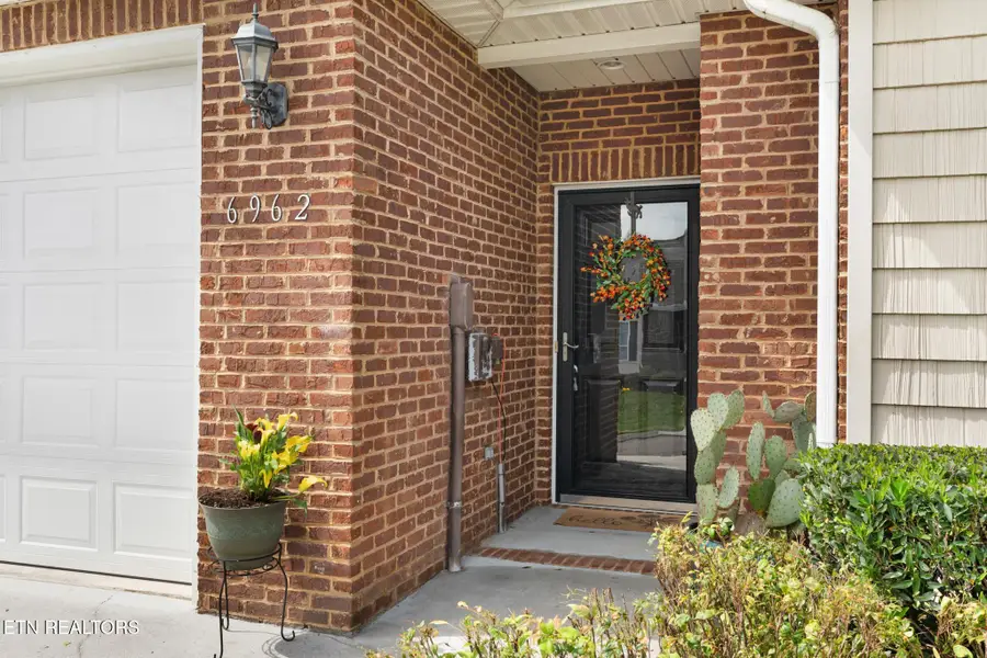 6962 Pemmbrooke Shire Lane, Knoxville, TN 37909 - #2