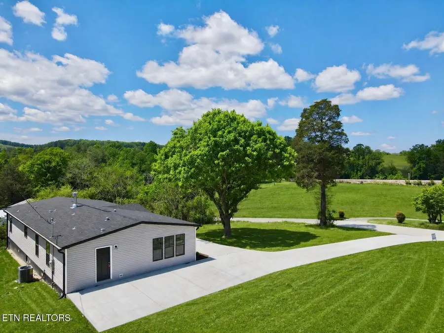 859 Straight Creek Rd, New Tazewell, TN 37825 - #2