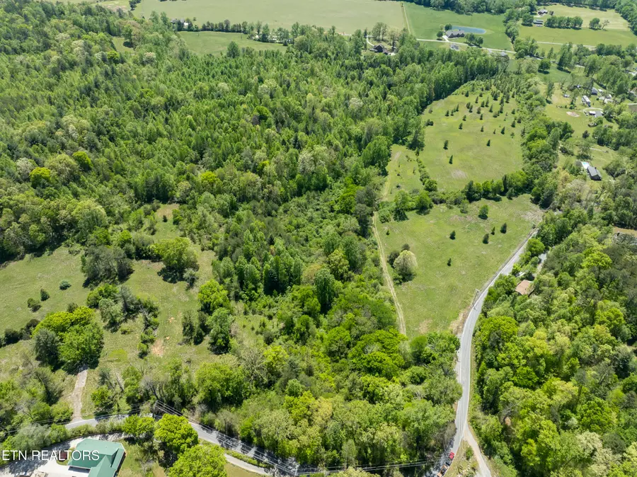 444 E Millers Cove Rd, Walland, TN 37886 - #2