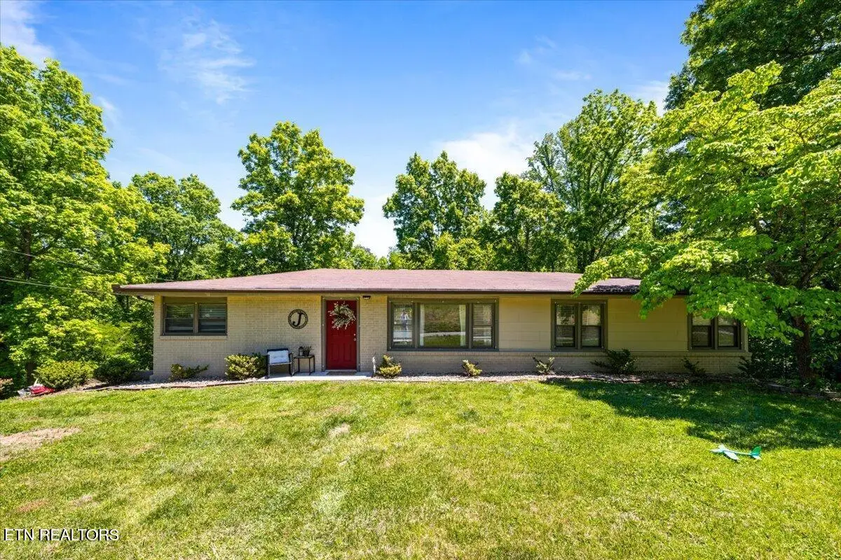 905 Pinecrest Rd, Jacksboro, TN 37757 - #1