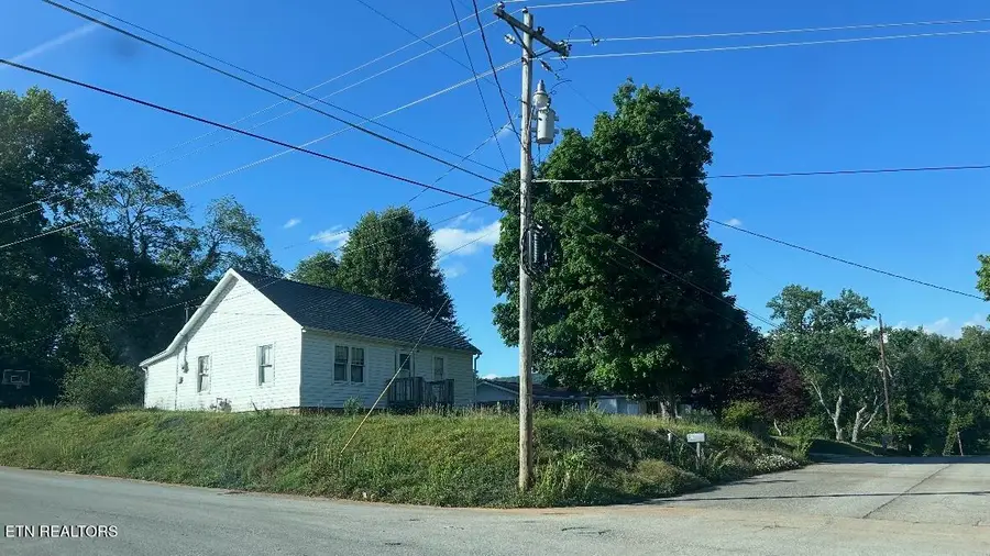 401 Maple St, Harriman, TN 37748 - #2
