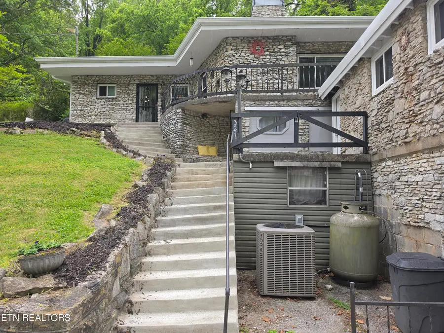 327 Colwyn Ave, Cumberland Gap, TN 37724 - #2