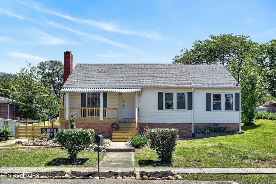 128 S Young St, Sparta, TN 38583 - #2