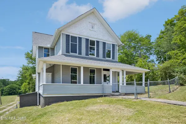902 Queen Ave, Harriman, TN 37748