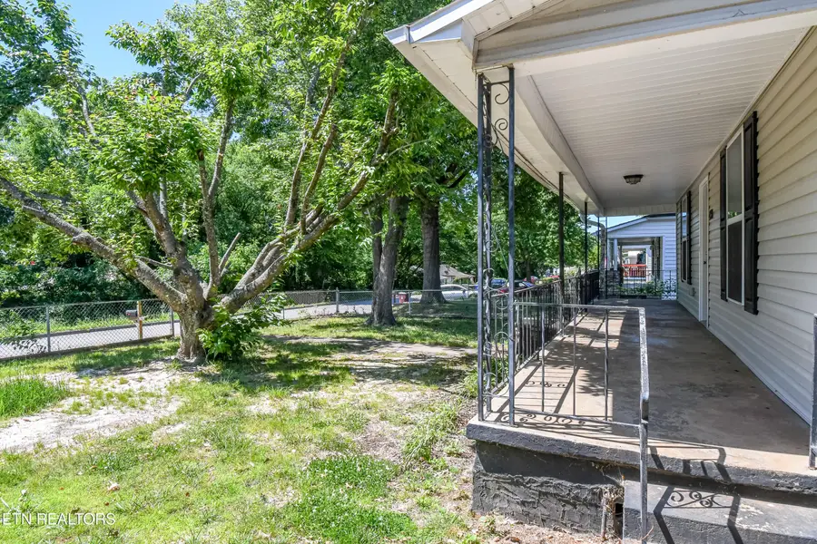 220 Sanderson St, Alcoa, TN 37701 - #3