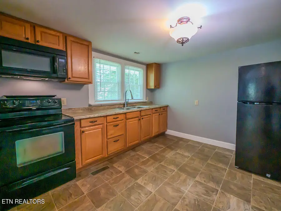 605 Shoemaker St, Athens, TN 37303 - #3