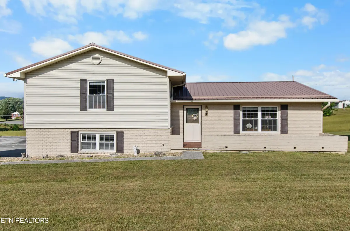 121 E Village Circle, La Follette, TN 37766 - #1