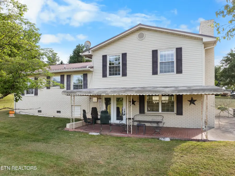 121 E Village Circle, La Follette, TN 37766 - #2