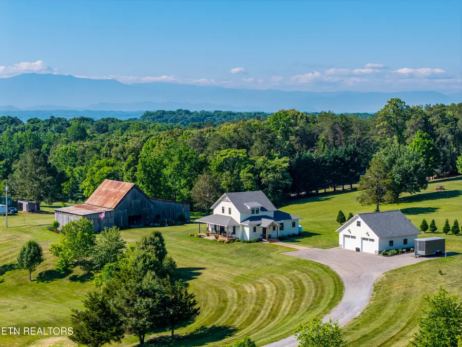 1421 Squire Fox Rd, Dandridge, TN 37725 - #2
