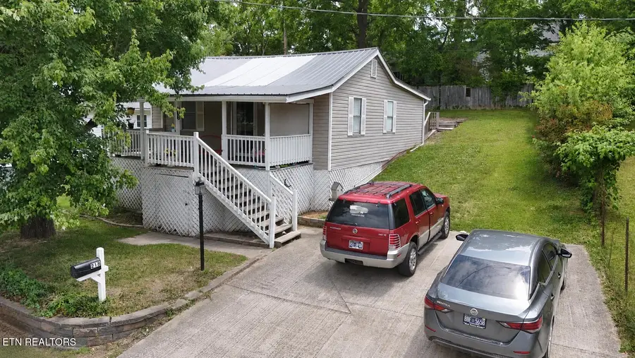 218 N Cross St, Oneida, TN 37841 - #2