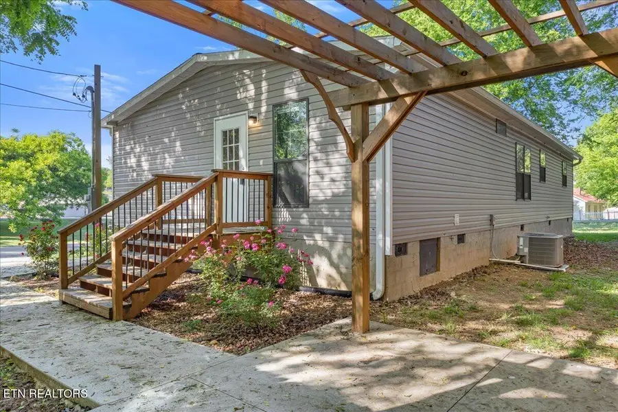 403 W Bank St, Athens, TN 37303 - #2
