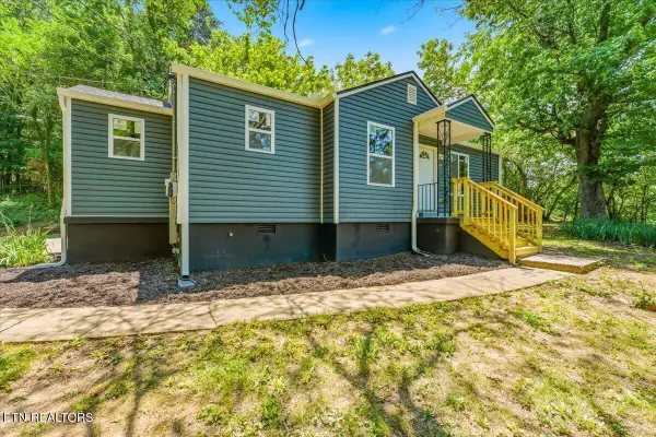 210 Clark Ave, Harriman, TN 37748