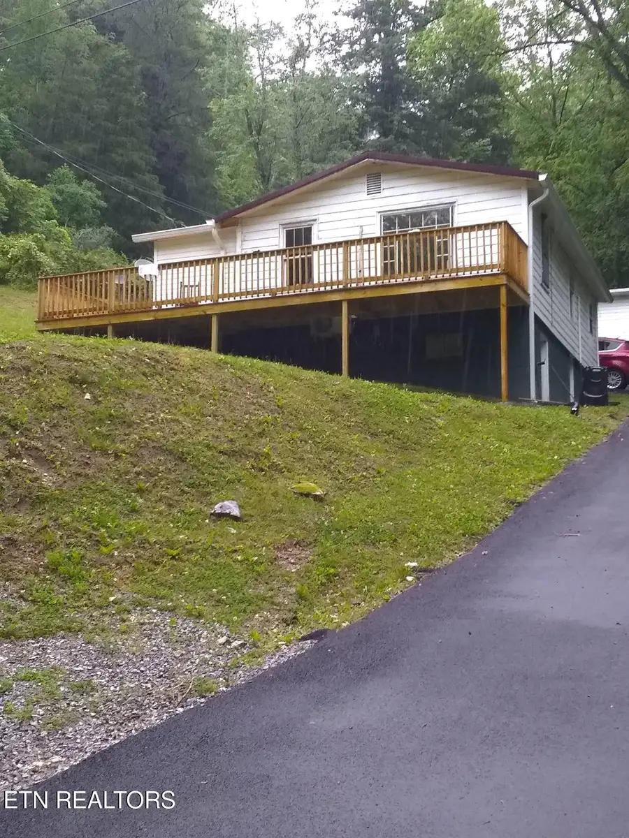 4517 Old Nursery Rd, Rose Hill, VA 24281 - #2