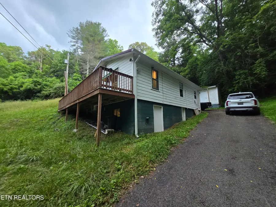 4517 Old Nursery Rd, Rose Hill, VA 24281 - #3