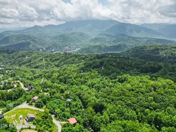 Twin Oaks Rd #39, Gatlinburg, TN 37738