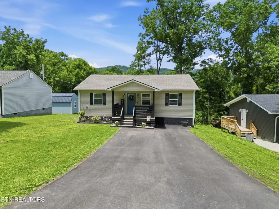 412 W Hemlock St, Lafollette, TN 37766 - #3