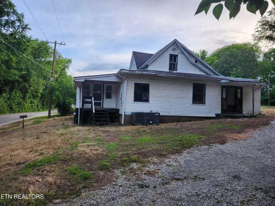 722 Hendrickson St, Clinton, TN 37716 - #2