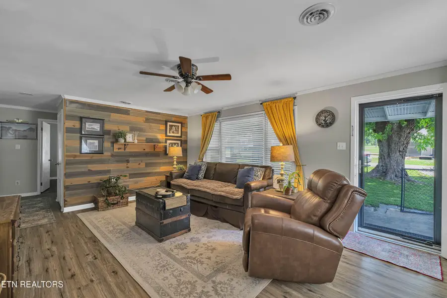 222 S Oakwood Ave, Clinton, TN 37716 - #2